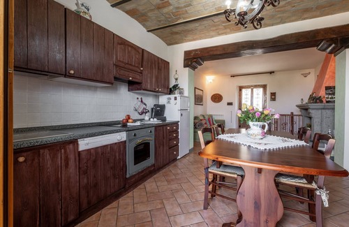 Castel del Piano Apartment | Room 'Ginepro' with Shared Terrace, Shared Garden and Wi-Fi