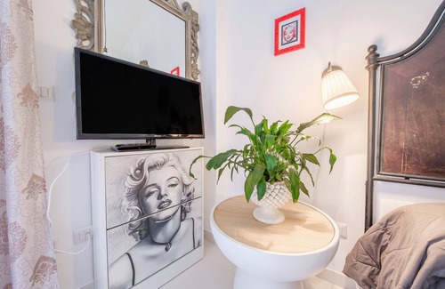 Milazzo House | Room 'Ginostra' with Shared Terrace, Wi-Fi and Air Conditioning