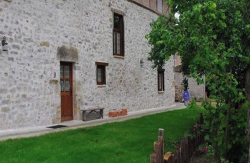 Agurain House | Room 'Habitacion Roja' with Shared Terrace, Shared Garden and Wi-Fi