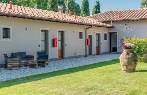 Borgo San Lorenzo Apartment | Room 'Il Borghetto Girasole' with Shared Garden, Wi-Fi and Air Conditioning