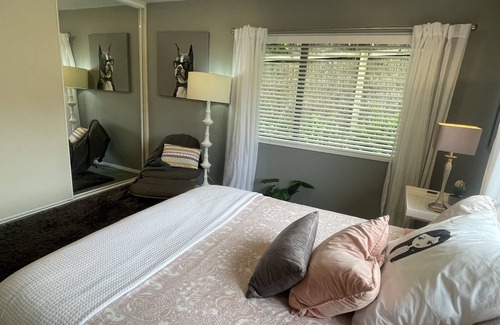 Rothesay Bay House | Room in a tropical garden with a pool and great location on North Shore