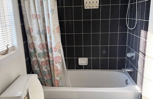 Brampton West House | Room in Brampton Downtown