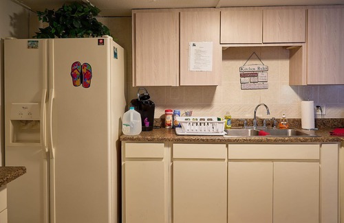 Homosassa House | Room in Mobile Home - Pleasant Days B&b Tropical Master Suite