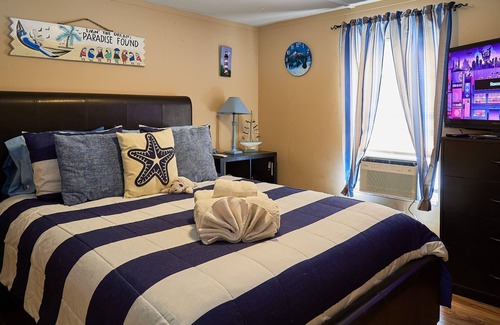 Homosassa House | Room in Mobile Home - Pleasant Days B&b Tropical Master Suite