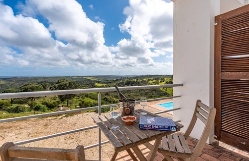 Aljezur Apartment | Room 'Junho' with Sea View, Shared Pool and Wi-Fi