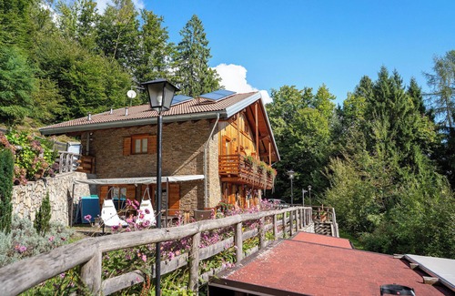 Roncegno Apartment | Room 'Larice' with Mountain View, Shared Garden and Balcony
