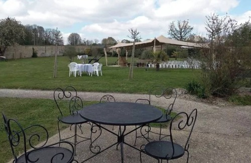 Fye Apartment | Room 'Le Meslay N°7 - Chambre 4 Pers' with Shared Terrace, Shared Garden and Wi-Fi
