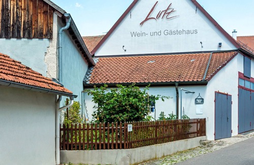 Iphofen Apartment | Room 'Lutz - Zimmer 3' with Shared Terrace, Shared Garden and Wi-Fi