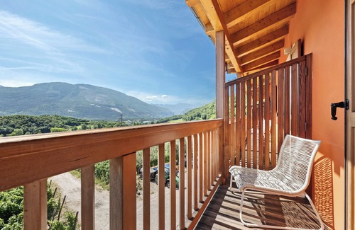 Isera Apartment | Room 'Maso Fiorini 8' with Mountain View, Wi-Fi and Air Conditioning