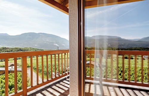 Isera Apartment | Room 'Maso Fiorini 8' with Mountain View, Wi-Fi and Air Conditioning