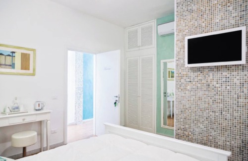 Marina di Carrara Bed & Breakfast | Room 'Murano' with Shared Garden, Wi-Fi and Air Conditioning