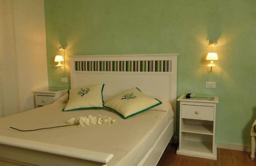 Marina di Carrara Bed & Breakfast | Room 'Murano' with Shared Garden, Wi-Fi and Air Conditioning