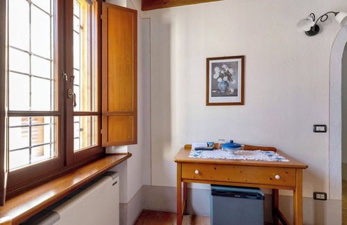 Monzambano Apartment | Room 'Non Ti Scordar Di Me' with Shared Garden, Wi-Fi and Air Conditioning