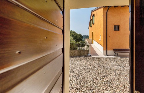 Monzambano Apartment | Room 'Non Ti Scordar Di Me' with Shared Garden, Wi-Fi and Air Conditioning