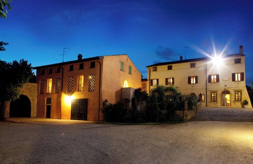 Monzambano Apartment | Room 'Non Ti Scordar Di Me' with Shared Garden, Wi-Fi and Air Conditioning