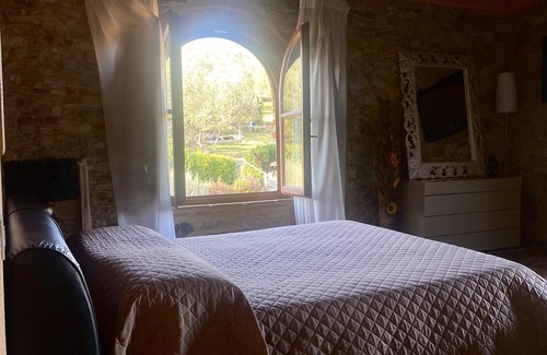 Santa Cristina a Mezzana Bed & Breakfast | Room overlooking the vineyards and Florence