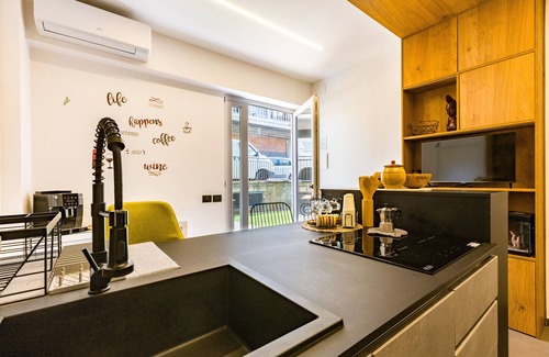 Brolo Apartment | Room 'Persiano' with Shared Garden, Wi-Fi and Air Conditioning