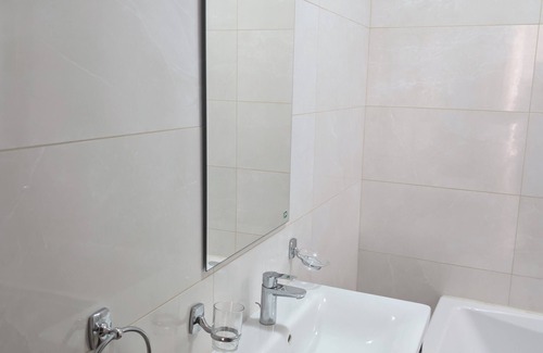 Luqa House | Room-private Cosy Room in a Modern Subur