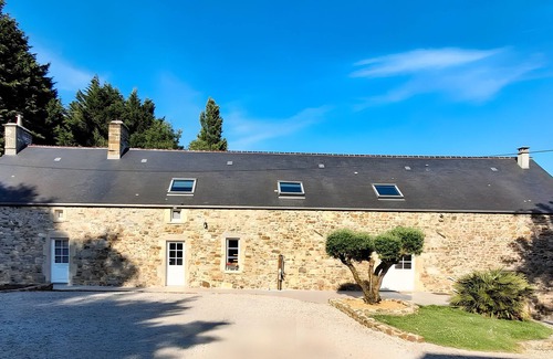 Le Vretot Apartment | Room 'Quartz Rose Et Cristal De Roche' with Shared Terrace, Shared Garden and Wi-Fi