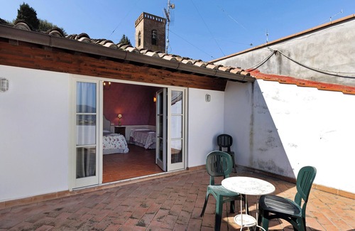 Cerreto Guidi Apartment | Room 'Quadrupla' with Wi-Fi and Air Conditioning