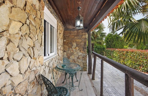 Armamar Apartment | Room 'Quarto 7 - Gojim Casa Rural' with Mountain View, Shared Pool and Wi-Fi