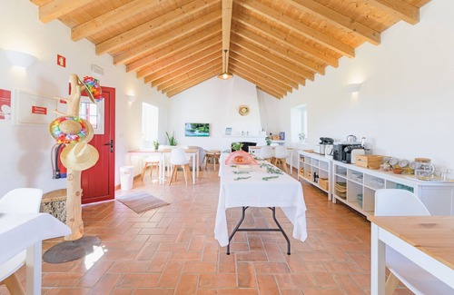 Santiago do Cacem Apartment | Room 'Quarto Suite Esteva' with Mountain View, Shared Pool and Wi-Fi
