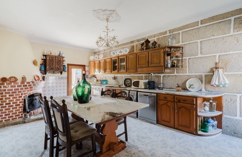Arcos de Valdevez Apartment | Room 'Quinta Do Passal - Quarto 1' with Mountain View, Wi-Fi and Air Conditioning