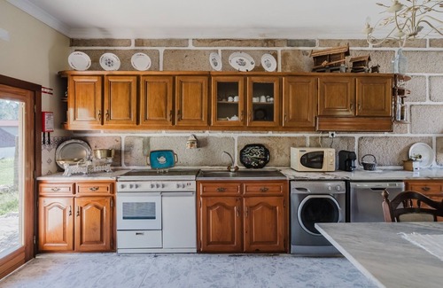 Arcos de Valdevez Apartment | Room 'Quinta Do Passal - Quarto 2' with Mountain View, Wi-Fi and Air Conditioning