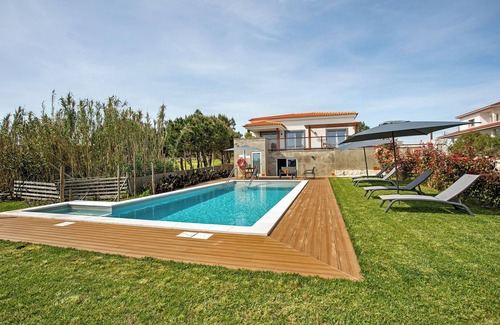 Famalicao Apartment | Room 'Quinta Dos Raposos - Suíte Água' with Shared Pool, Shared Terrace and Wi-Fi