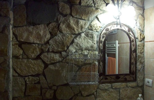 Rocchetta di Vara Villa | Room 'Stanza Del Folletto' with Shared Garden and Wi-Fi