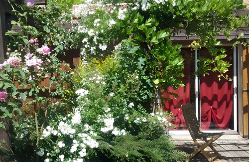 L'Epine Apartment | Room 'Tilleul' with Private Terrace, Shared Garden and Wi-Fi