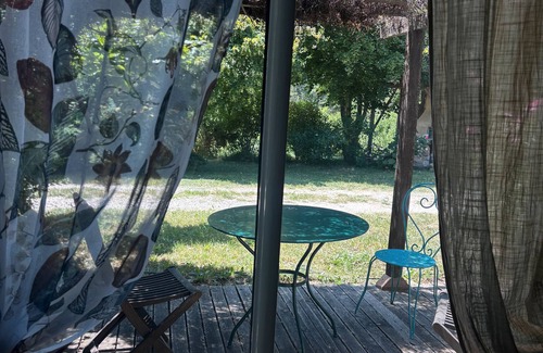 L'Epine Apartment | Room 'Tilleul' with Private Terrace, Shared Garden and Wi-Fi