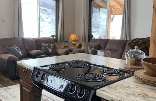 Gardiner Cabin | Room to explore! 13acre horse ranch overlooking YNP 5mins to hot springs & park!