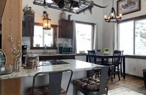 Gardiner Cabin | Room to explore! 13acre horse ranch overlooking YNP 5mins to hot springs & park!
