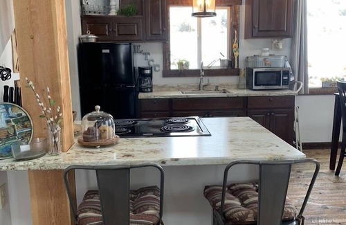 Gardiner Cabin | Room to explore! 13acre horse ranch overlooking YNP 5mins to hot springs & park!