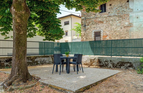 Lastra a Signa Apartment | Room 'Ulivo Con Giardino' with Mountain View, Wi-Fi and Air Conditioning