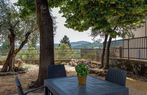 Lastra a Signa Apartment | Room 'Ulivo Con Giardino' with Mountain View, Wi-Fi and Air Conditioning