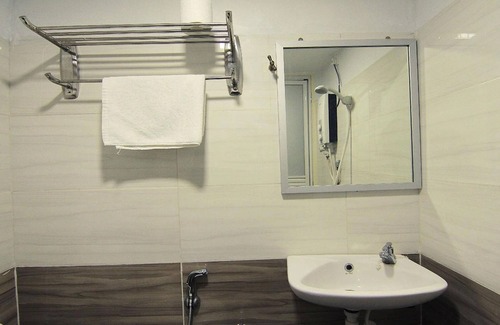 Batu Pahat Hotel | Room V @ Jalan Megat
