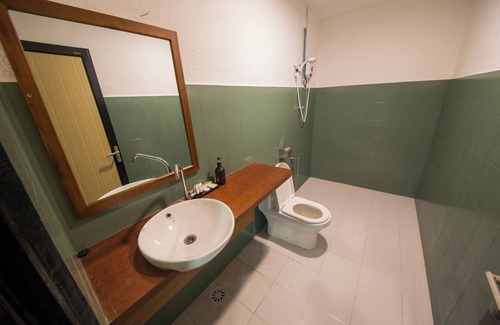 Pegawai Hotel | Room V @ Jalan Sultanah Near Bus Stop Batu Pahat