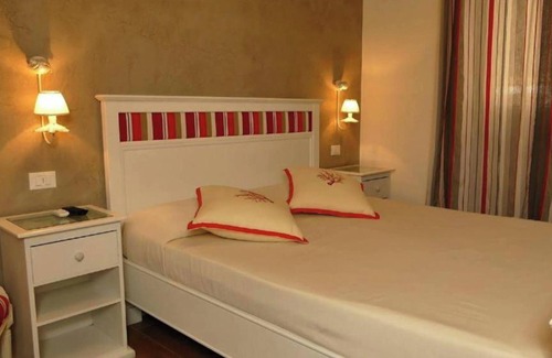 Marina di Carrara Bed & Breakfast | Room 'Venezia' with Shared Garden, Wi-Fi and Air Conditioning