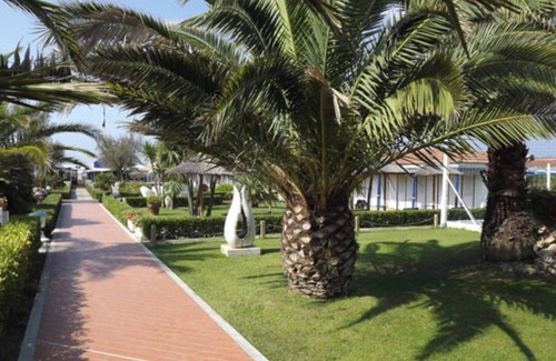 Marina di Carrara Bed & Breakfast | Room 'Venezia' with Shared Garden, Wi-Fi and Air Conditioning