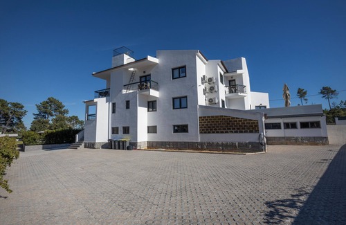 Quintola da Maca Apartment | Room with private bathroom and balcony at Casa das Vinhas in Sesimbra