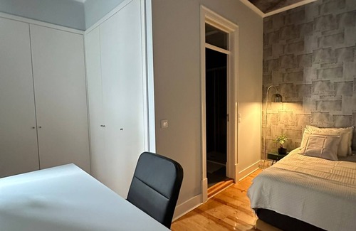 Santa Maria Maior Cabin | Room with private bathroom in the center of Lisbon.