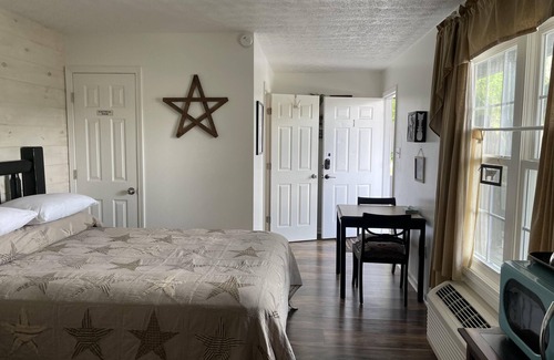 Clay City Cabin | Room with wi-fi, mini fridge and microwave Red River Gorge area