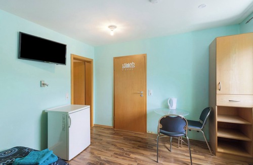 Markt Erlbach Apartment | Room 'Zimmer 20' with Shared Terrace, Shared Garden and Wi-Fi