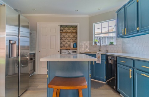 Frisco House | ROOMD | Mid Century Modern | King Beds | 3BR 2 BA