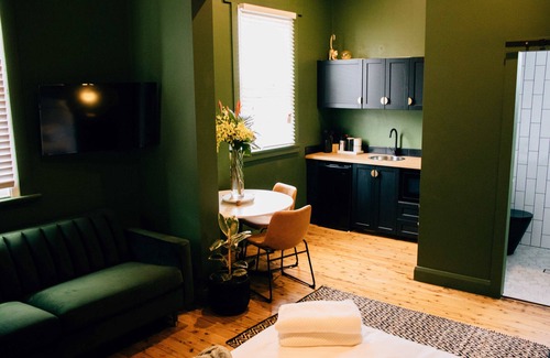 Leeton Apartment | Rooms of Renown