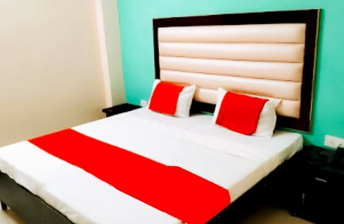 Sector 62 Hotel | Roomshala 073 Hotel Budget Stays