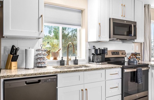 Roseville Apartment | Roomy 1BR Upper Flat in the Heart of Roseville