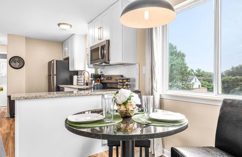 Roseville Apartment | Roomy 1BR Upper Flat in the Heart of Roseville